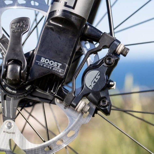 Тормоз дисковый Shimano SLX M7100, передний (левый), полимерные колодки